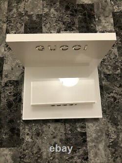 GUCCI Display OFFICIAL DEALER LOGO PLAQUE IN WHITE PLEXIGLASS Silver Gucci 2 Lot