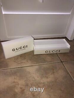 GUCCI Display OFFICIAL DEALER LOGO PLAQUE IN WHITE PLEXIGLASS Silver Gucci 2 Lot